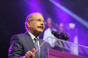 Danilo Medina sale a las calles a juramentar nuevos miembros en varios actos