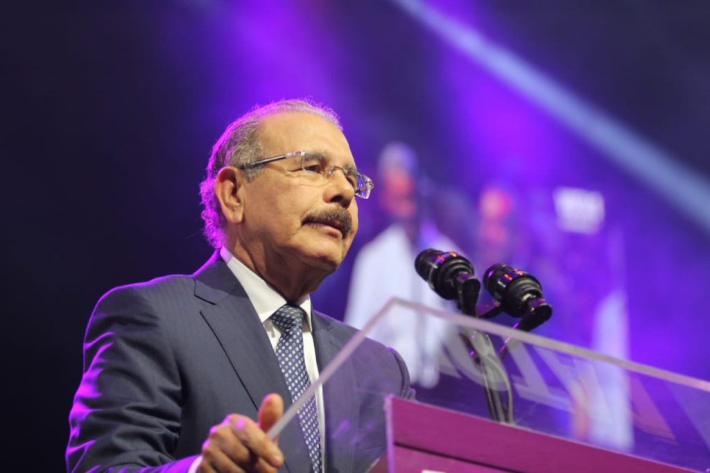 Danilo Medina sale a las calles a juramentar nuevos miembros en varios actos Danilo Medina sale a las calles a juramentar nuevos miembros en varios actos