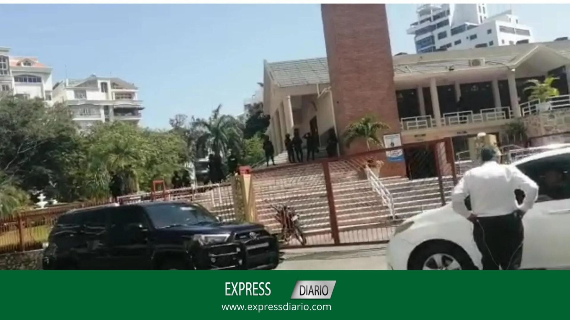 Bajo poderoso contingente militar esta la parroquia donde se entregó Miguel Cruz Bajo poderoso contingente militar esta la parroquia donde se entregó Miguel Cruz
