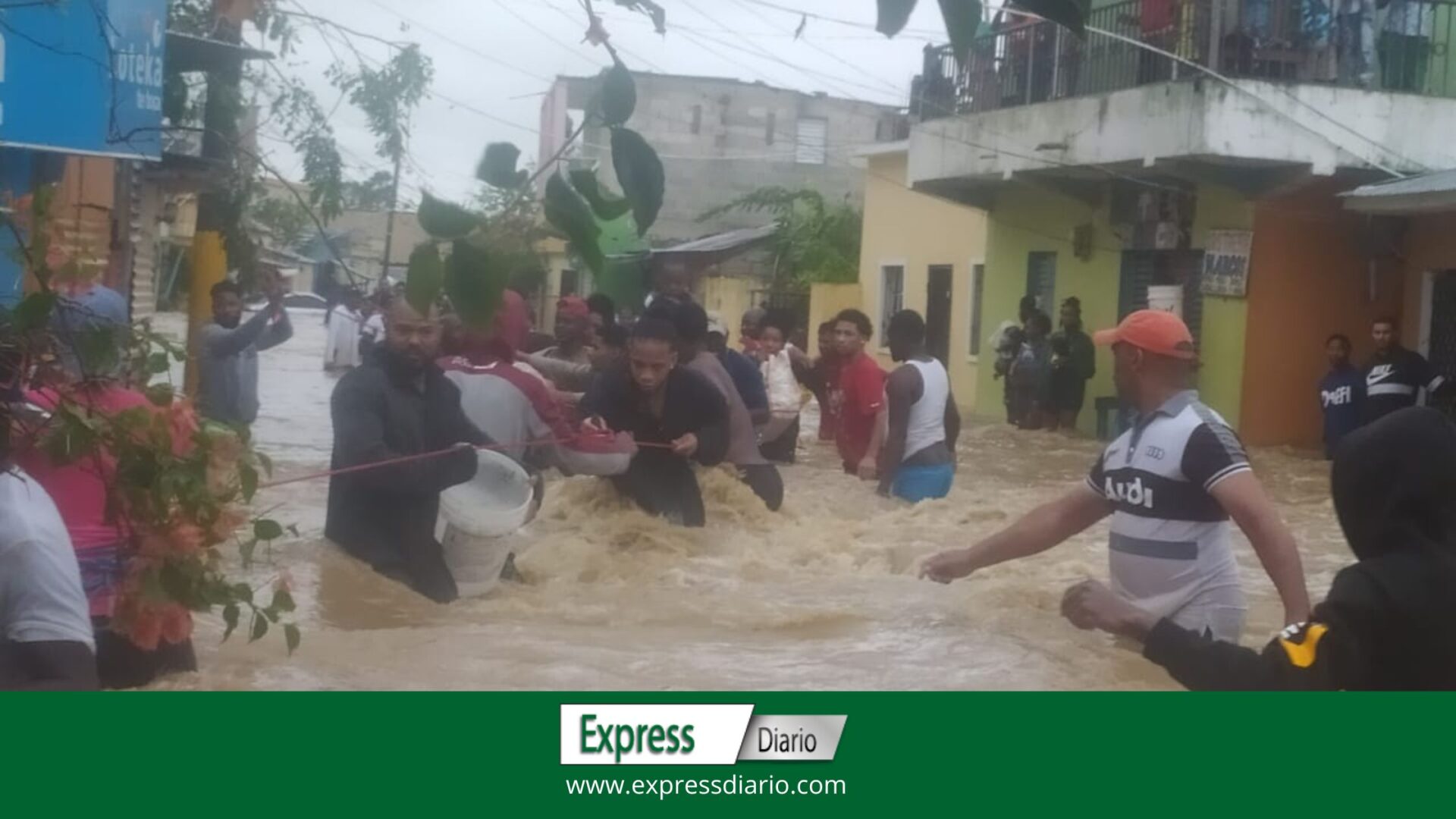 El río Duey inunda el sector Los Platanitos en Higüey