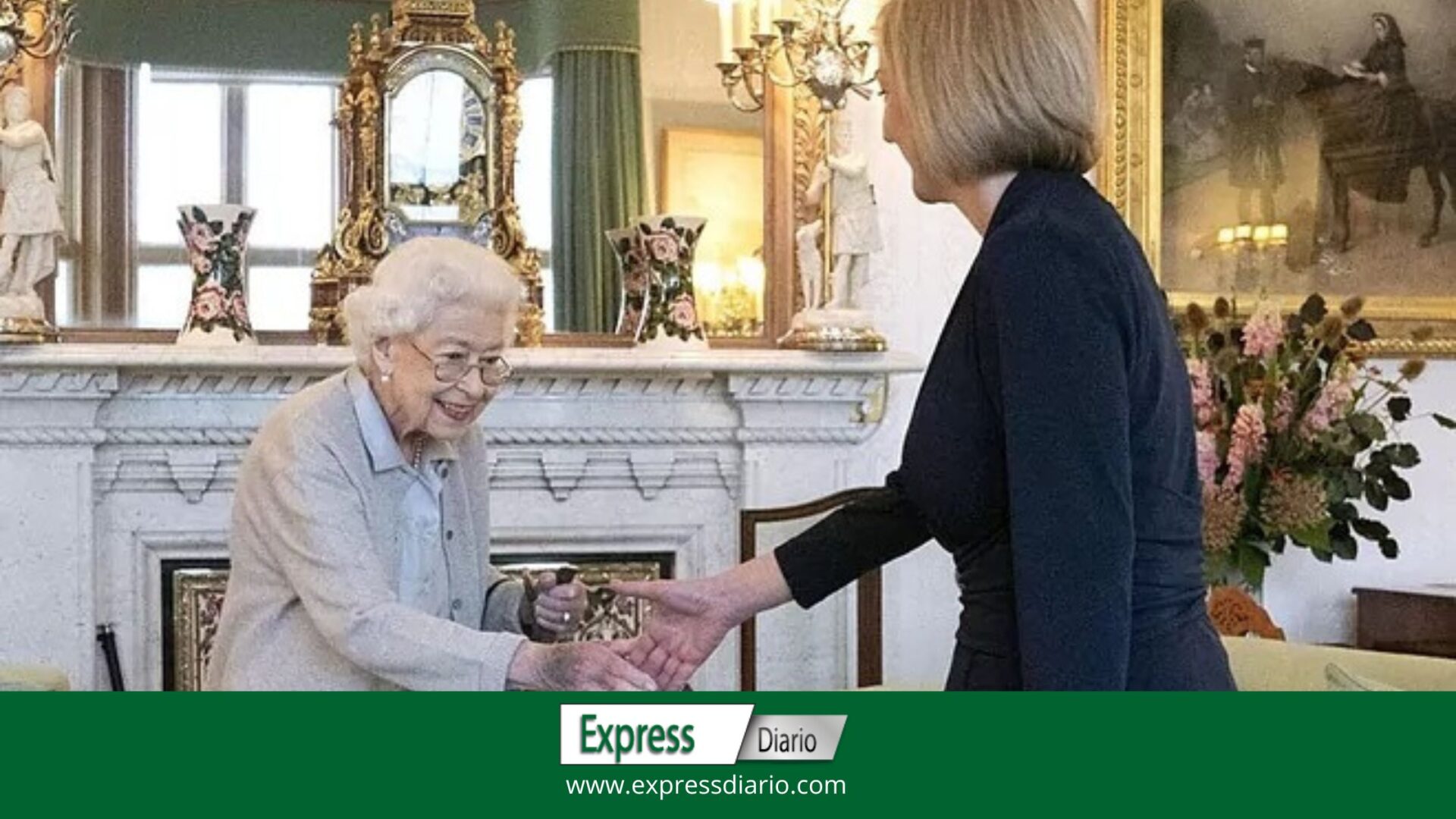 Por qué la reina Isabel II tenía las manos negras dos días antes de morir?