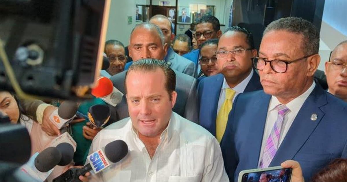 Paliza enfrenta a Leonel por el muro fronterizo