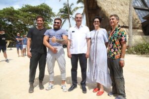 Abinader visita la sed de cine “Road House”;  comparte con Jake Gyllenhaal y Connor McGregor