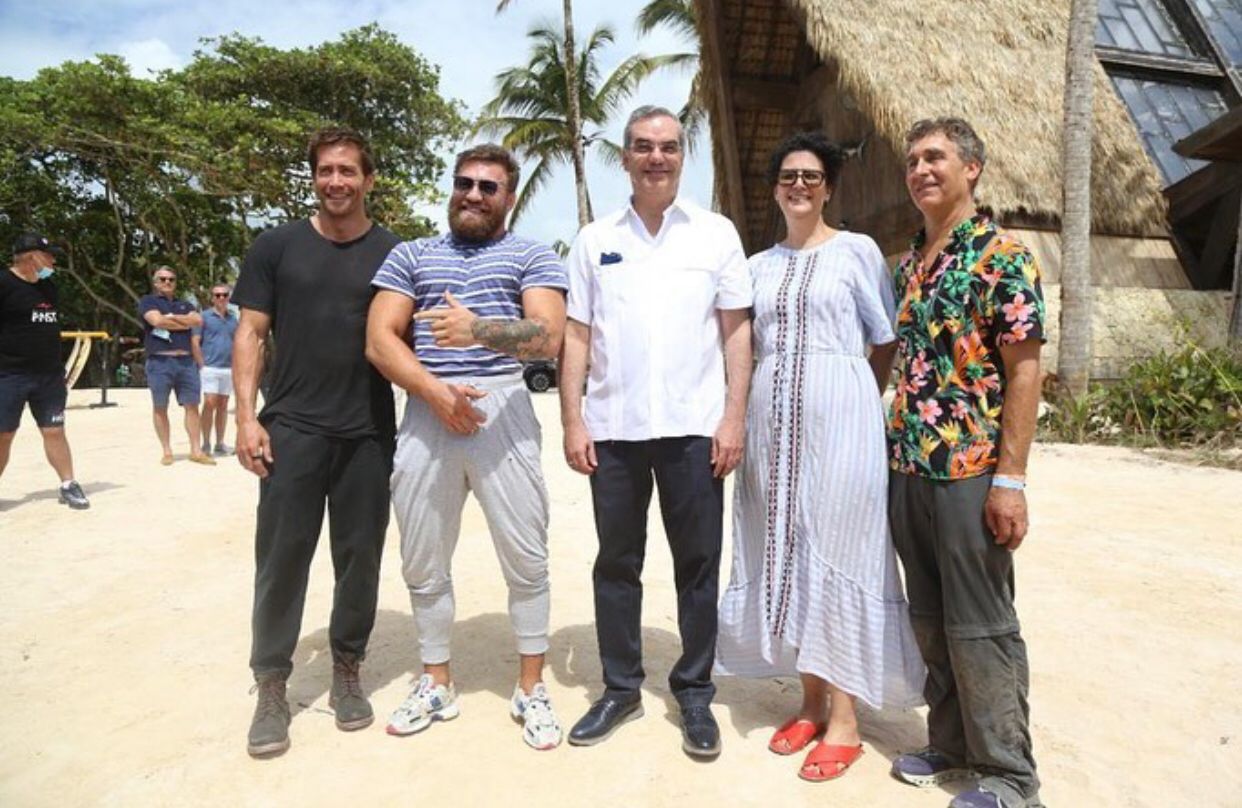 Abinader visita la sed de cine “Road House”;  comparte con Jake Gyllenhaal y Connor McGregor