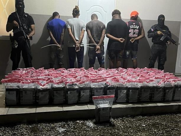 Autoridades incautan 677 paquetes de cocaína bajo intenso tiroteo en Barahona
