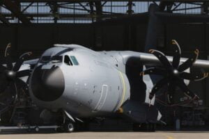 Aterriza avión en Haití con cuatro vehículos blindados enviados por Canadá