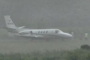 Avión sale de la pista del aeropuerto de El Higüero