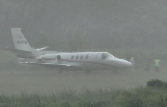 Avión sale de la pista del aeropuerto de El Higüero