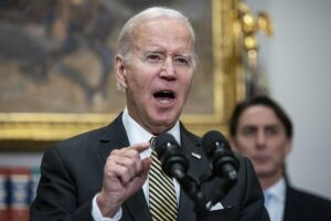 Biden acusa a Putin de ser cruel con Ucrania tras declaración de ley marcial