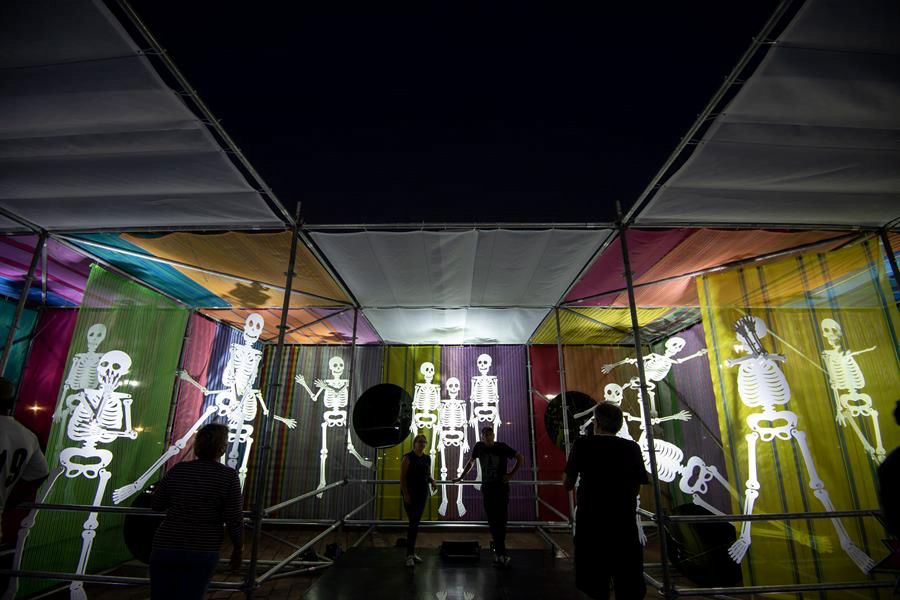 Colocan altar de muertos inmersivo de 21 metros con materiales en México