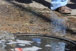 Denuncian agua contaminada con hedor en inmediaciones de (antiguo edificio) PGR