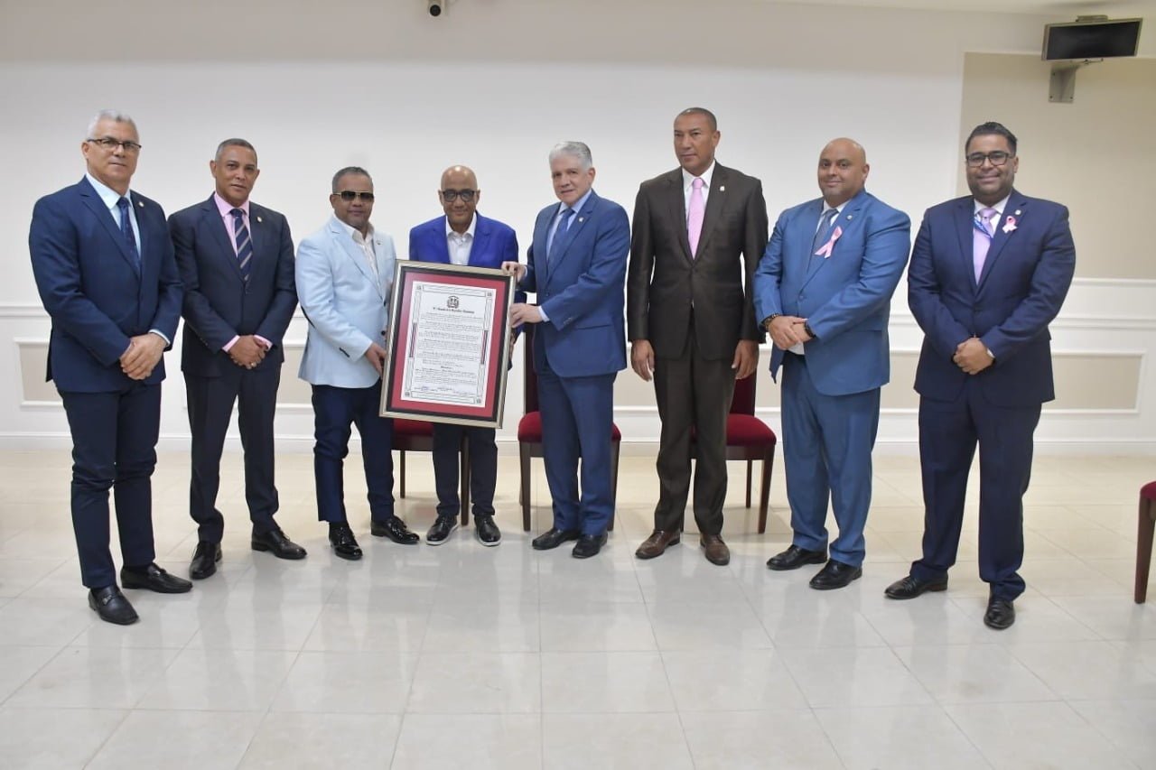 El Senado reconoce la trayectoria musical del maestro Dionis Fernández