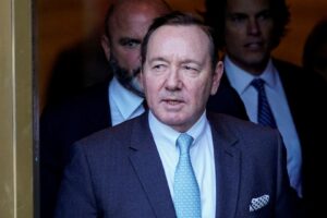 El actor Kevin Spacey obtiene un cargo desestimado y testifica en defensa propia