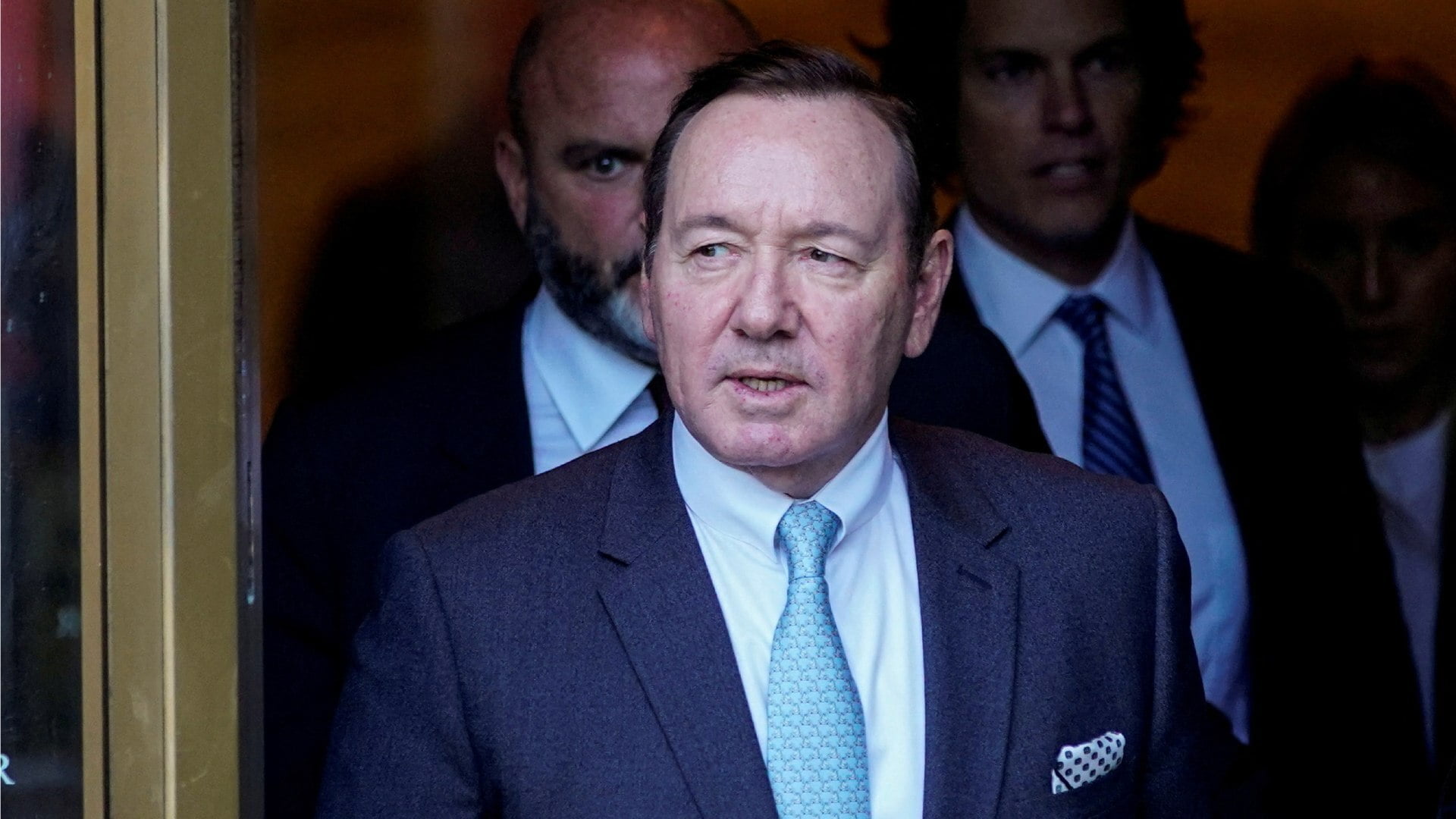 El actor Kevin Spacey obtiene un cargo desestimado y testifica en defensa propia