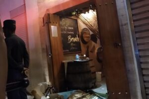 El techo de un restaurante en la Zona Colonial cae sobre dos mujeres