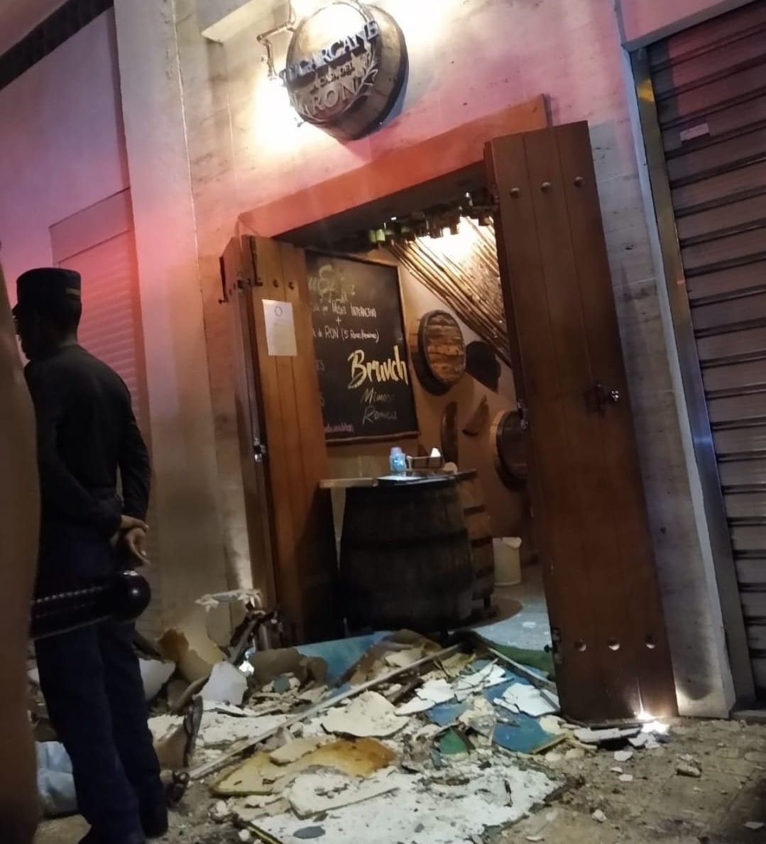 El techo de un restaurante en la Zona Colonial cae sobre dos mujeres
