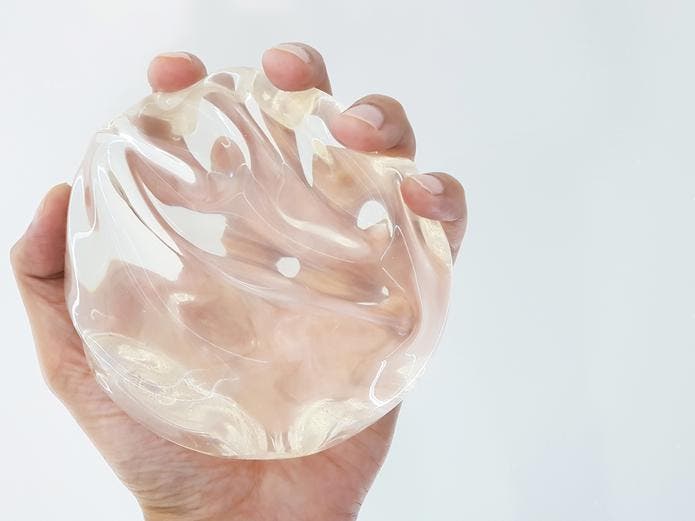 Las mujeres se rebelan contra los implantes mamarios por daños a la salud Las mujeres se rebelan contra los implantes mamarios por daños a la salud
