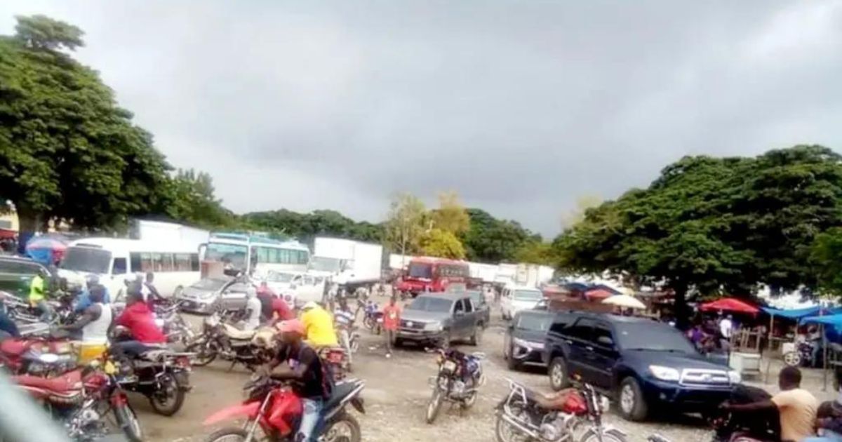 Motociclistas haitianos bloquean cruce fronterizo Motociclistas haitianos bloquean cruce fronterizo