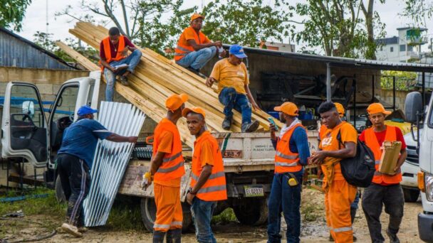 Obras Públicas dice que llevó asistencia a más de 325 mil afectados por huracán Fiona en el Este