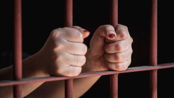 PN detiene a mujer por destrozar vivienda de hombre en La Vega
