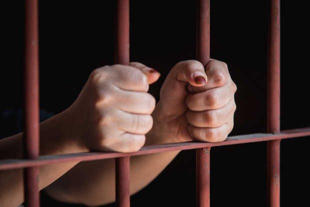 PN detiene a mujer por destrozar vivienda de hombre en La Vega