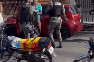 Policías atropellan a dos ciudadanos