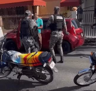 Policías atropellan a dos ciudadanos