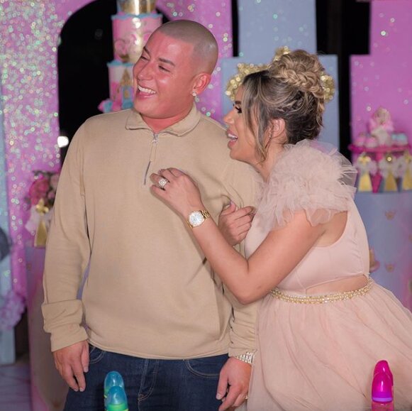 Queman dos vehículos propiedad de la esposa del rapero Cosculluela;  Detienen a la cantante por presunta violencia de género