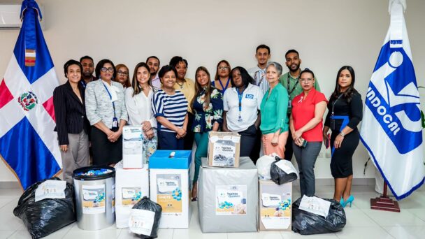 Recolectan tapones de plástico para ayudar a niños con cáncer