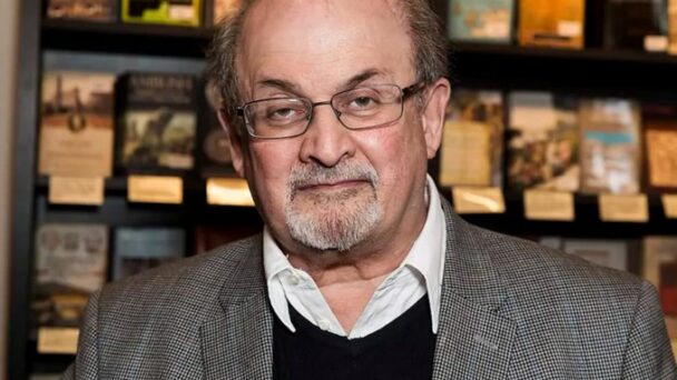 Salman Rushdie perdió la vista de un ojo tras ser apuñalado