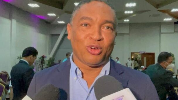 Senador Yvan Lorenzo (PLD) culpa a Abinader por pedido de EE.UU. de que RD reciba a haitianos