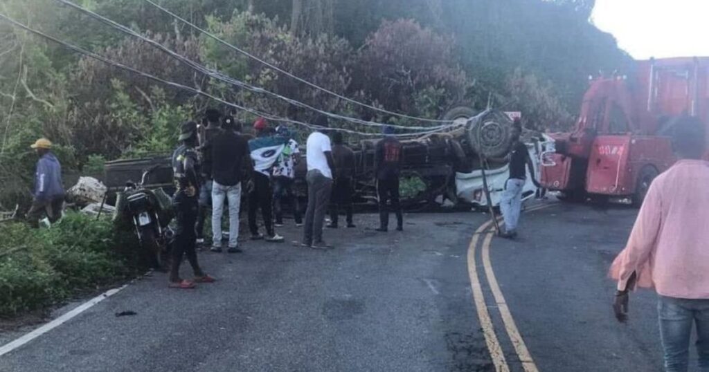 Vuelca camión lleno de pollos en Carretera Miches 1 Volca camión de pollos en carretera de Miches