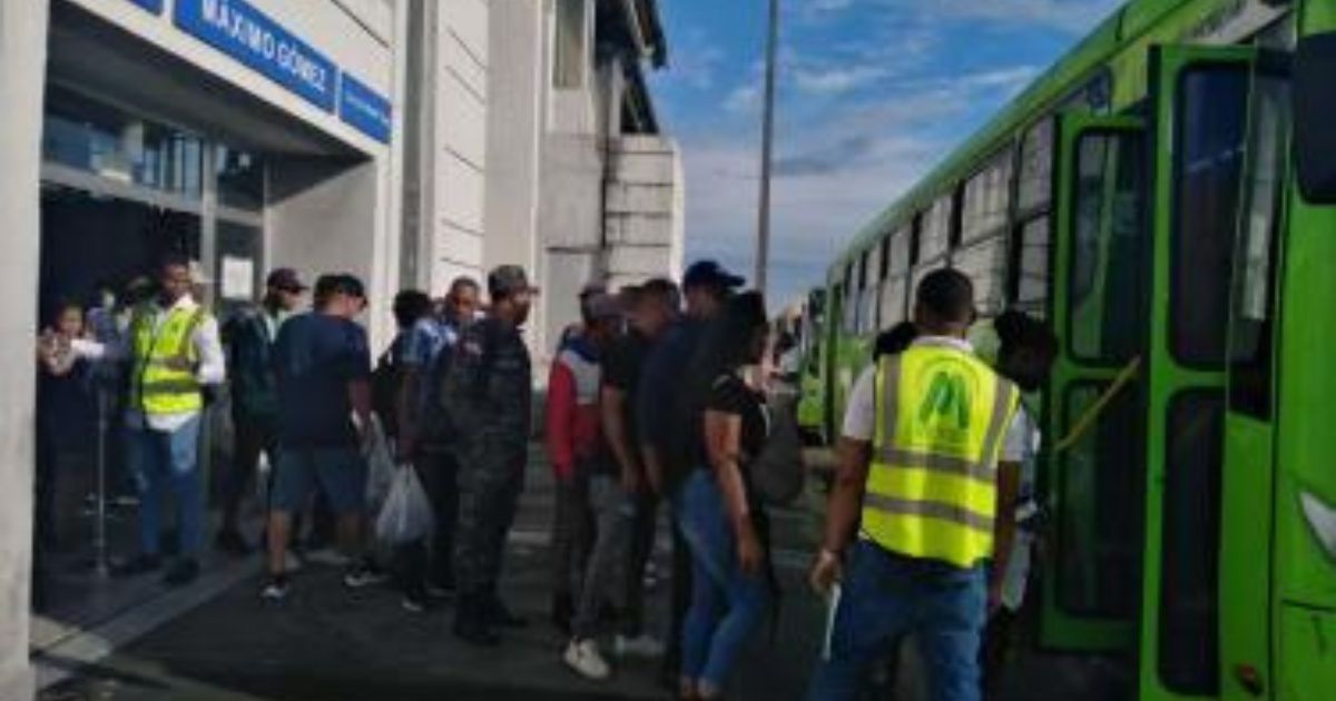 Usuarios de Metro en Villa Mella son transportados por OMSA