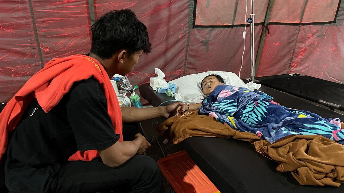 El milagroso rescate de Azka, el niño hallado bajo los escombros del terremoto de Indonesia