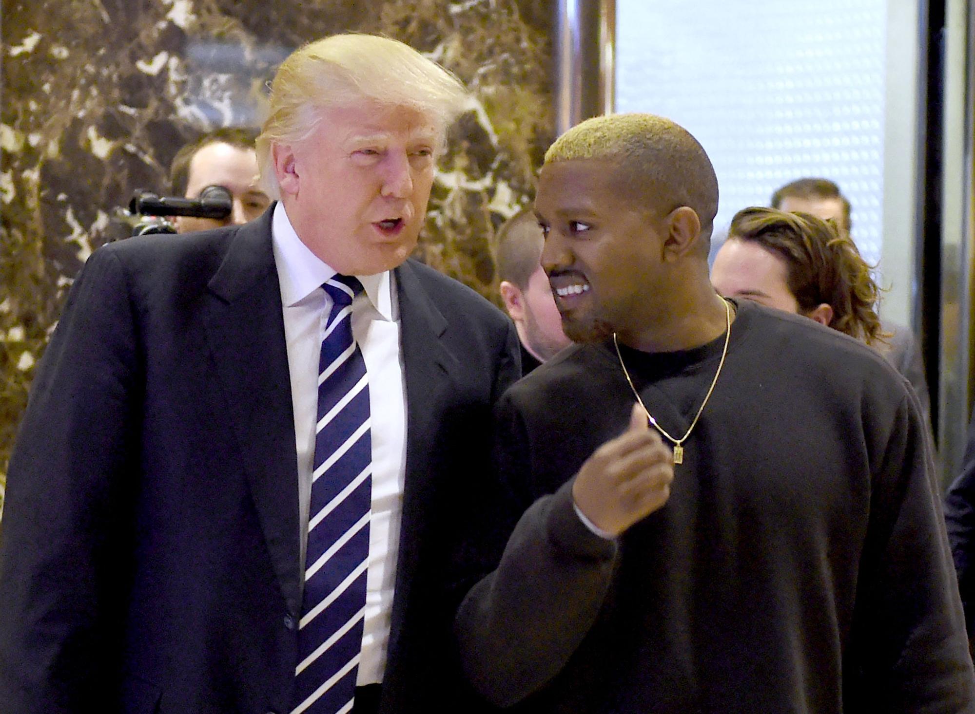 Fuertes críticas a Trump por haber cenado con Kanye West y un supremacista blanco Fuertes críticas a Trump por haber cenado con Kanye West y un supremacista blanco