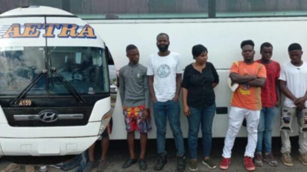 Migración detiene autobús con haitianos indocumentados