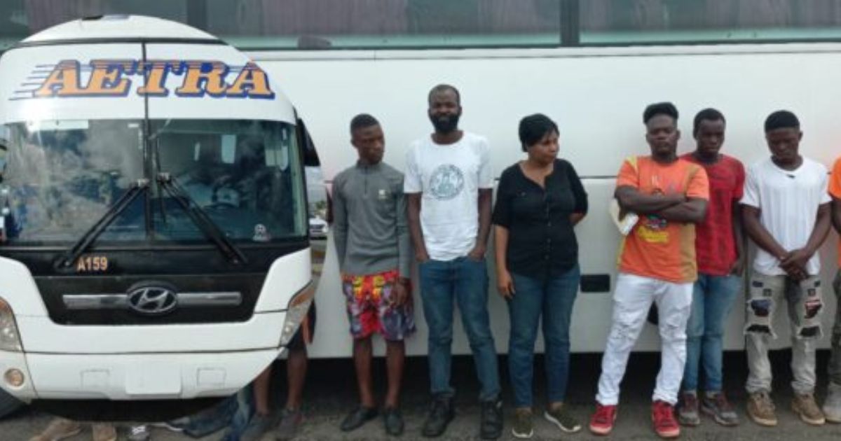 Migración detiene autobús con haitianos indocumentados