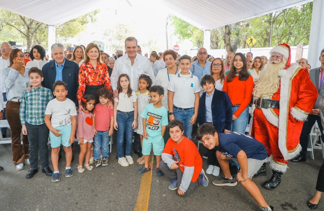 Abinader y Peña comparten con vecinos de Casa Presidencial
