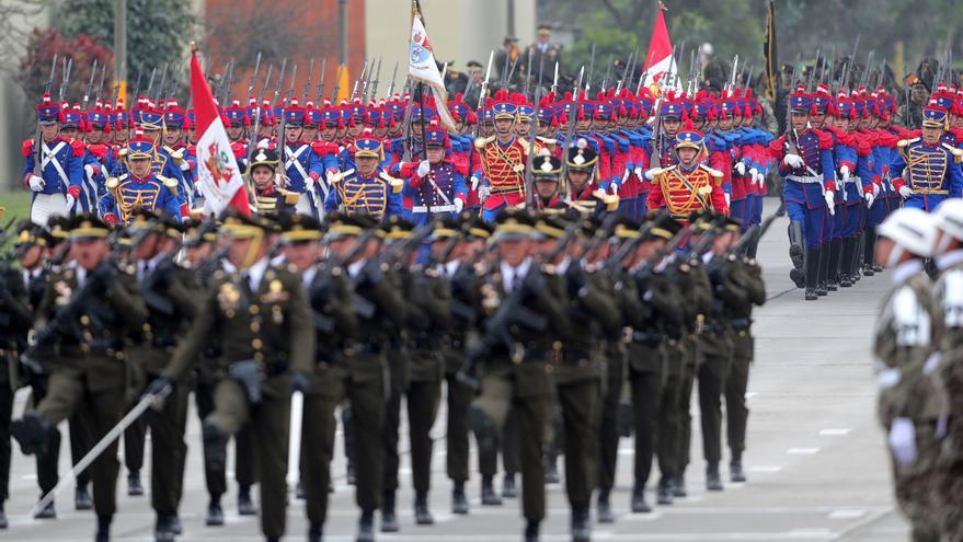 Cierran las puertas del principal cuartel del Ejército en Lima tras la disolución del Congreso de Perú Cierran las puertas del principal cuartel del Ejército en Lima tras la disolución del Congreso de Perú