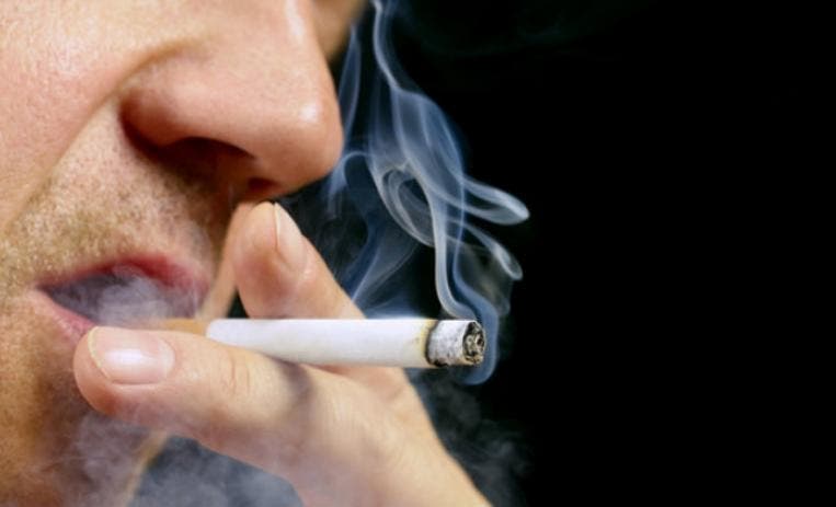Fumar y beber aumentan el riesgo de cáncer de cabeza y cuello Fumar y beber aumentan el riesgo de cáncer de cabeza y cuello