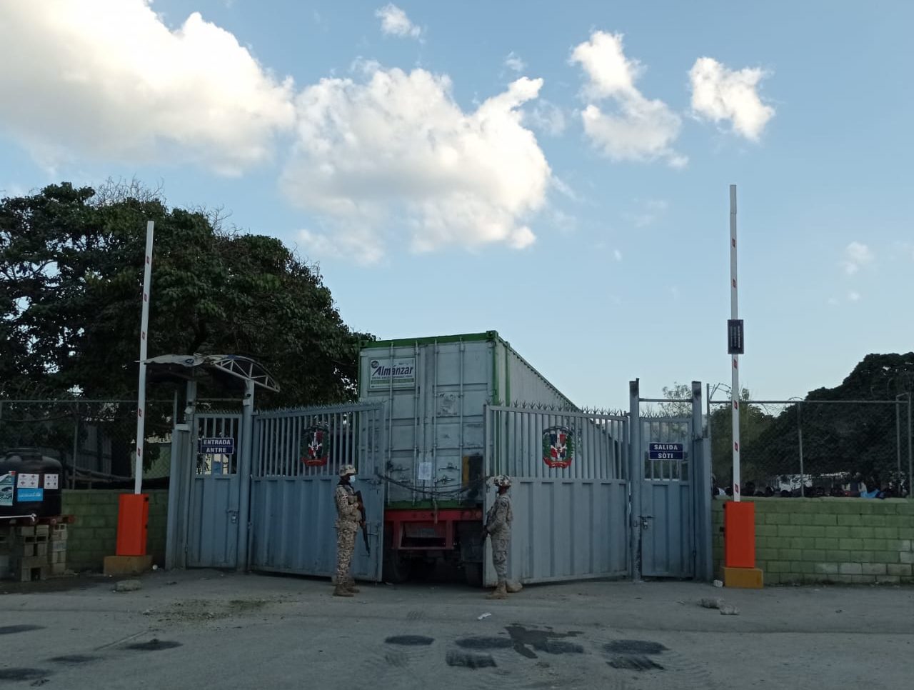 Haitianos bloquean paso fronterizo Carrizal-Elías Piña Haitianos bloquean paso fronterizo Carrizal-Elías Piña