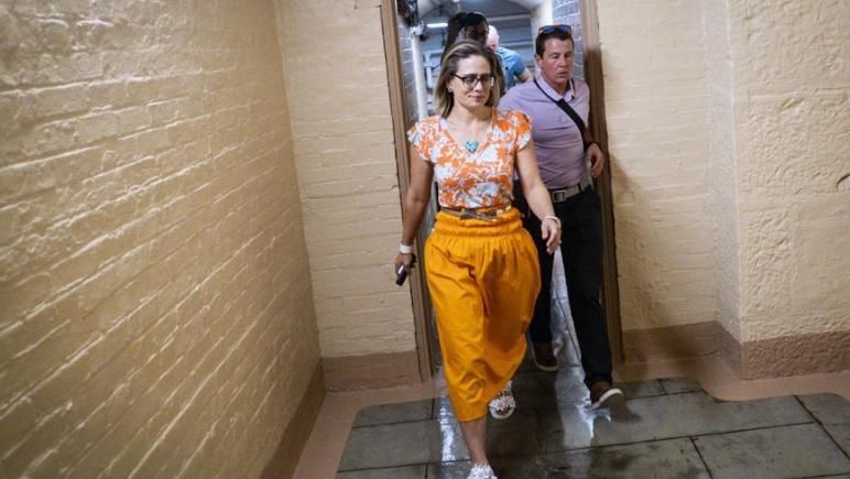 La deserción de una demócrata complica la mayoría de Biden en el Senado