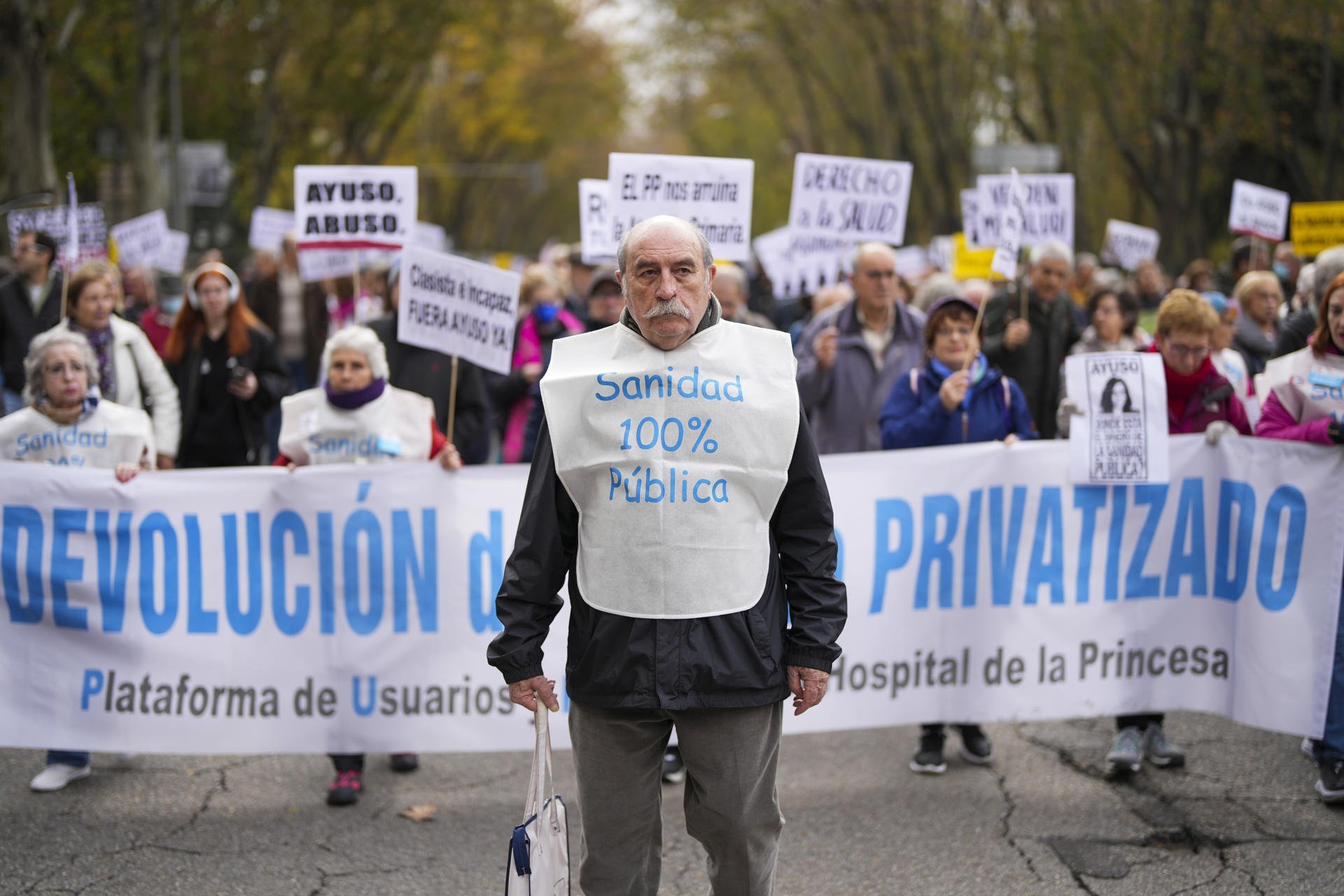 Más de 10.000 personas protestan contra la privatización de la sanidad en Madrid Más de 10.000 personas protestan contra la privatización de la sanidad en Madrid