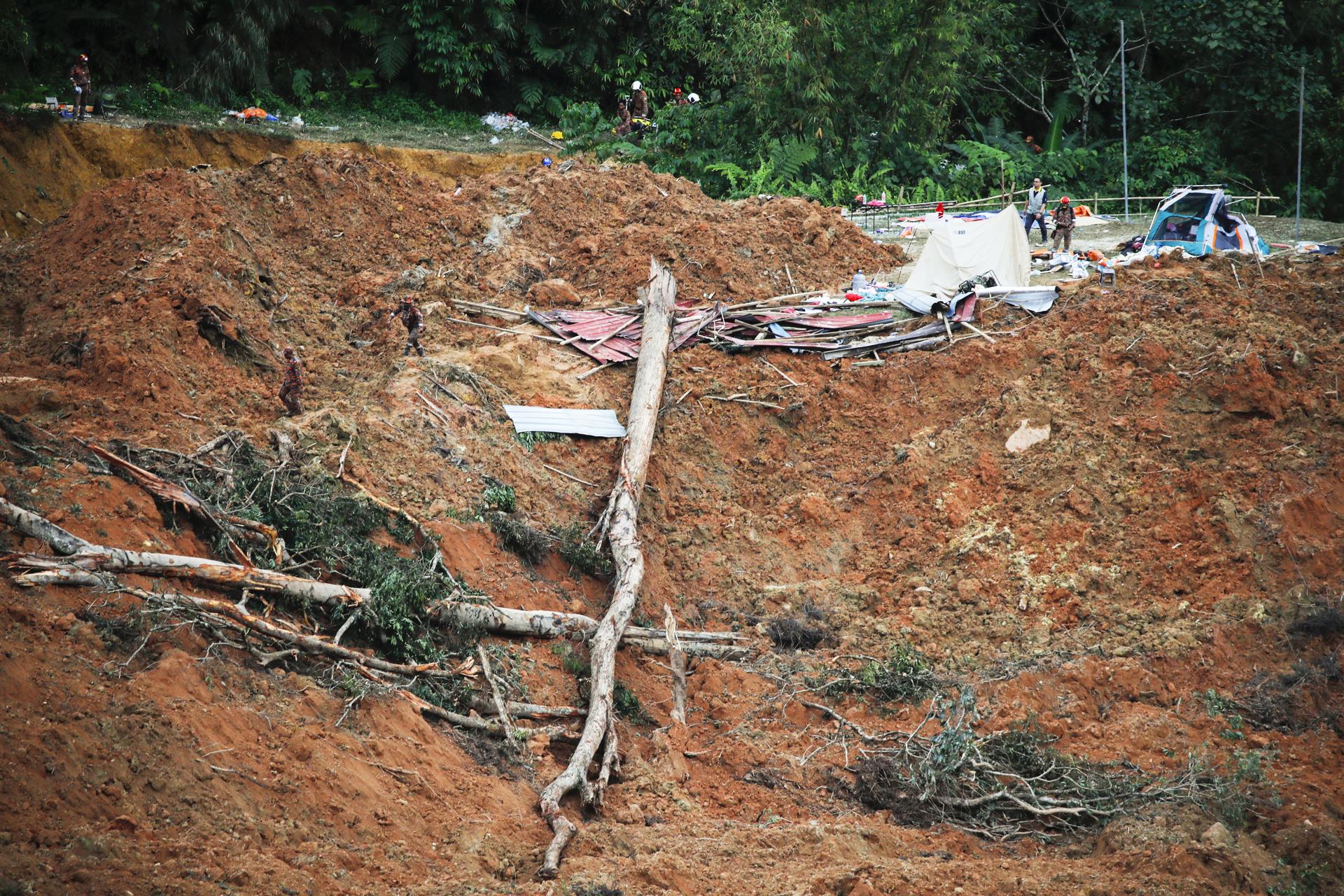 Se eleva a 24 muertos por avalancha en campamento de Malasia;  9 desaparecidos