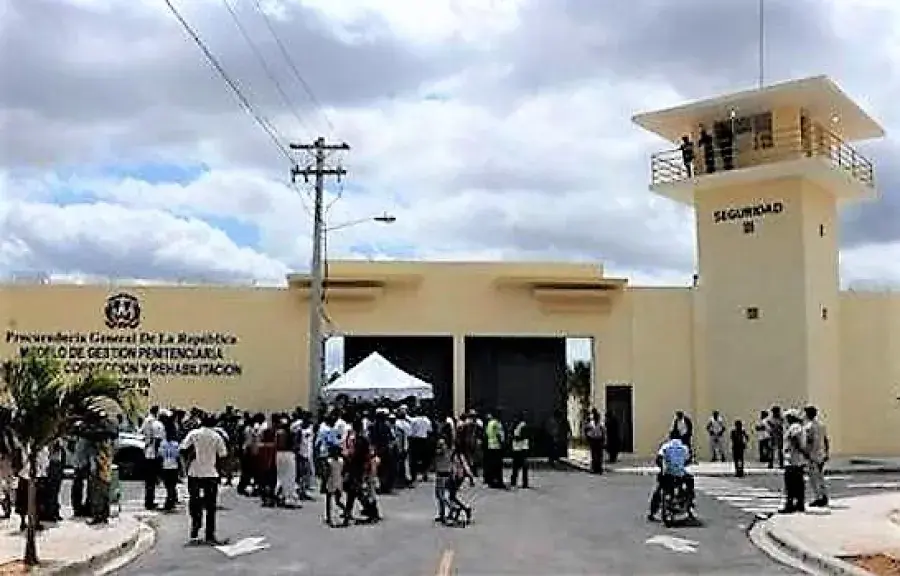 Siete internos y un funcionario de prisiones heridos en el penal de Higüey
