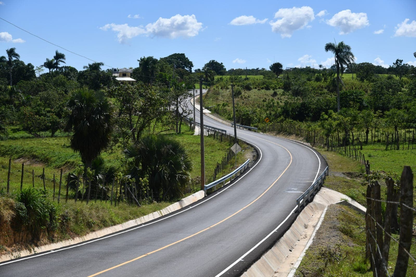 Abinader inaugura carretera Las Yayas-El Mamey en La Altagracia Abinader inaugura carretera Las Yayas-El Mamey en La Altagracia