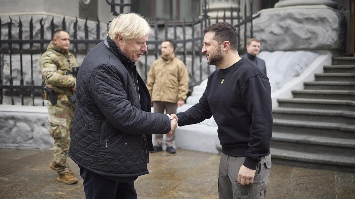 Boris Johnson visita a Zelenski y pide que se entreguen a Kiev las 