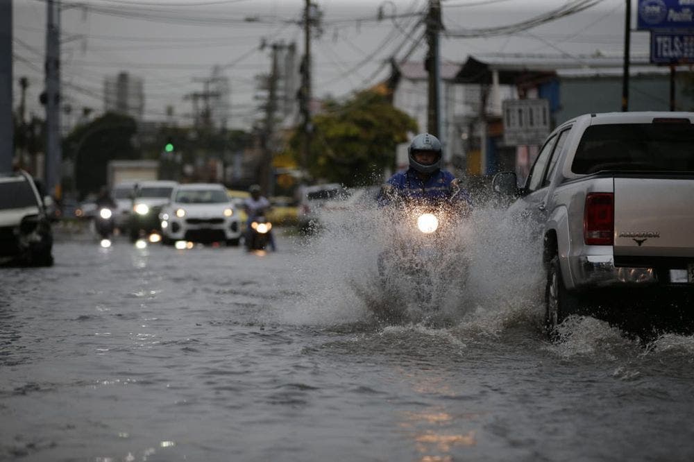 COE pone en alerta verde a 12 provincias por aguaceros COE pone en alerta verde a 12 provincias por aguaceros