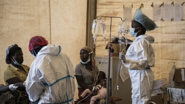 Dos décadas de alertas por enfermedades infecciosas destapan la disparidad de criterios y el peso del factor humano