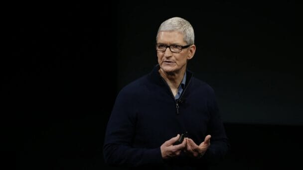 El salario de Tim Cook, el CEO de Apple, bajará un 40% este año